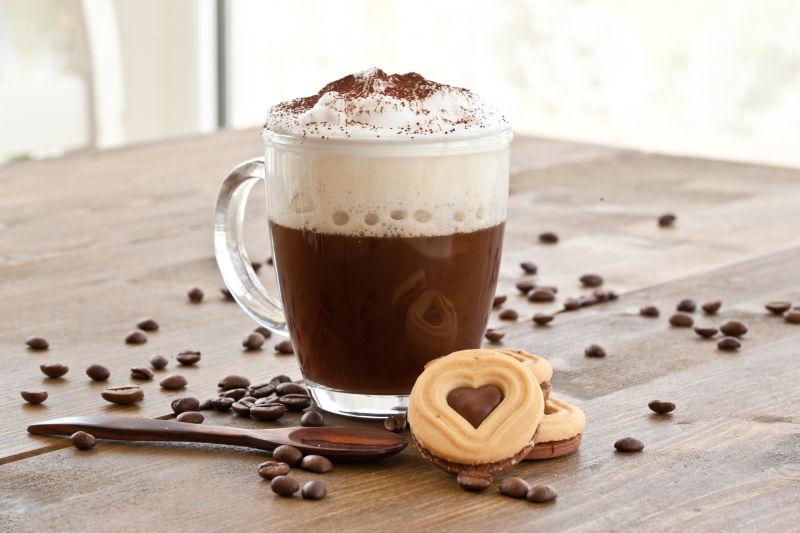 一杯咖啡与牛奶和饼干的心