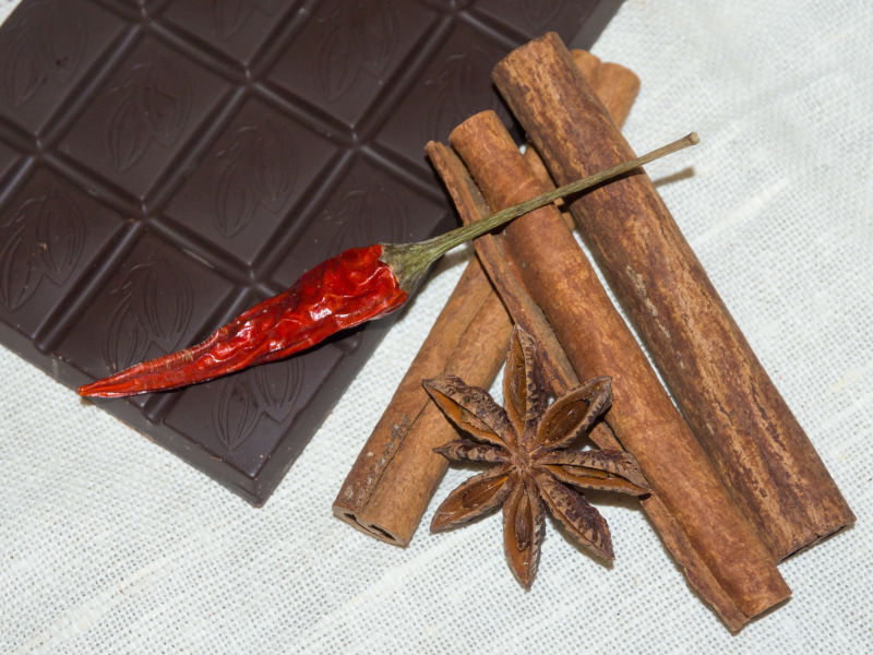 木制背景的巧克力和肉桂