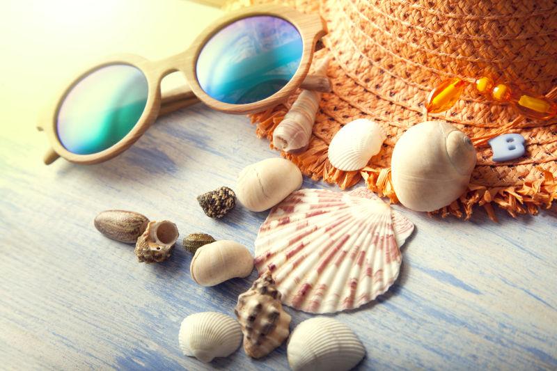 夏天的背景的贝壳和旅行必备品