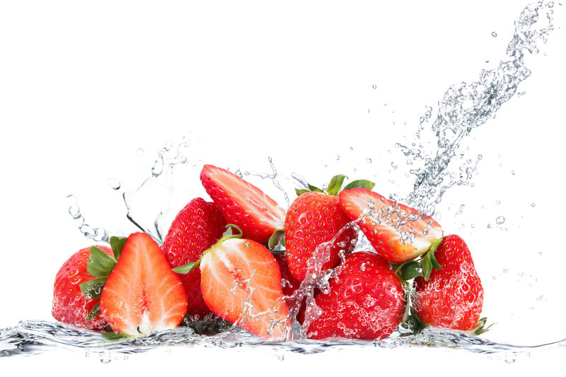 草莓和飞溅的水