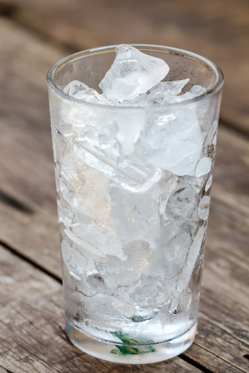 玻璃杯里满满的冰块