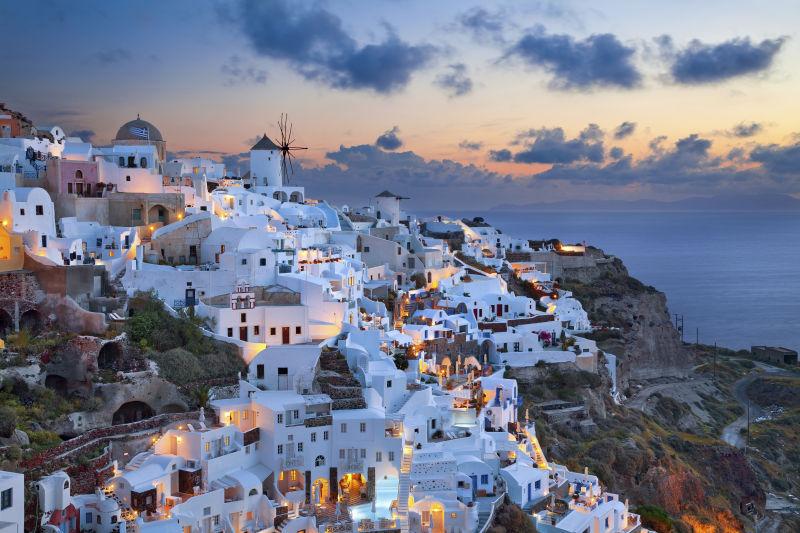 黄昏下美丽的希腊城市