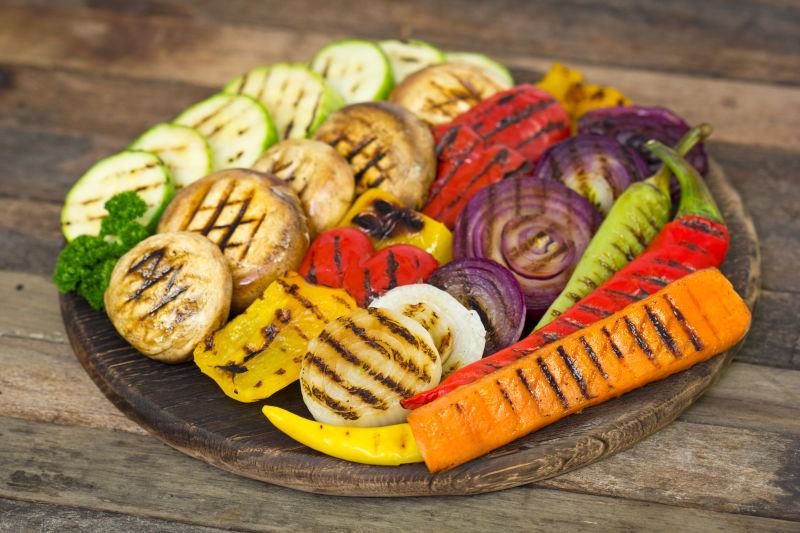 木板上的美味烤蔬菜