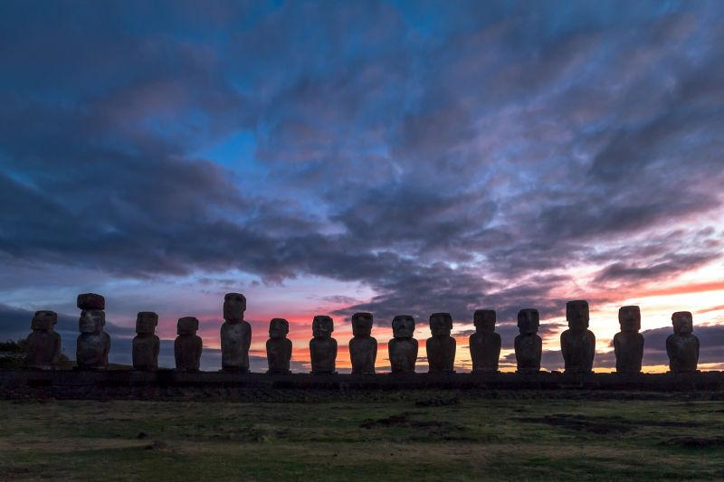 五彩缤纷的天空下的智利复活岛的石像