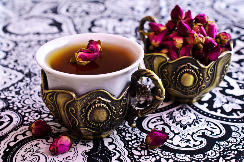 一个漂亮的金属杯和玫瑰花茶