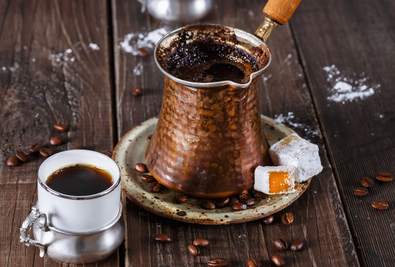 木制背景下的土耳其咖啡
