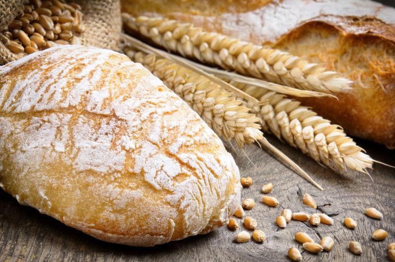 桌子上的小麦和小麦面包