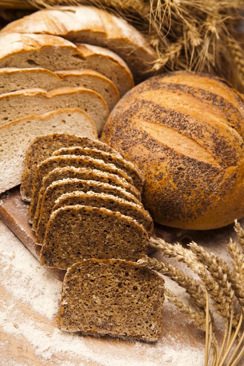 桌面的小麦面包和麦穗