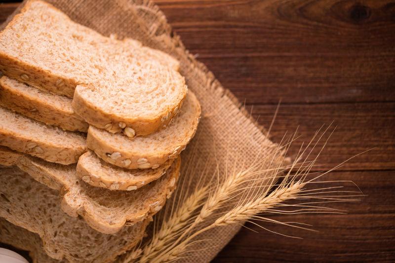 桌子上的切片面包和小麦