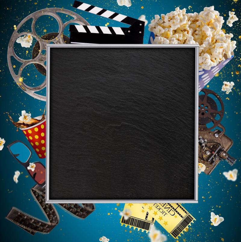 电影概念的老式电影卷轴隔板和其他工具在海洋蓝色背景