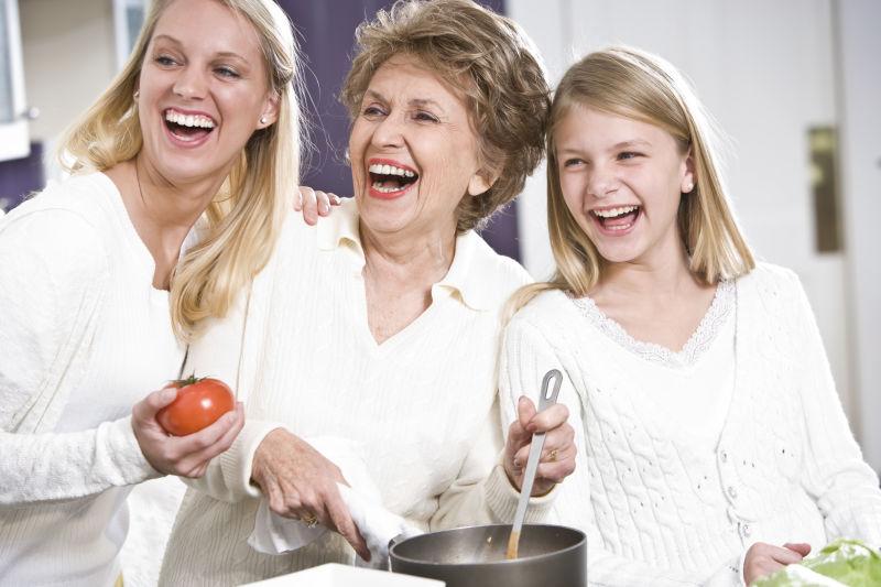 奶奶和家人一起在厨房做饭
