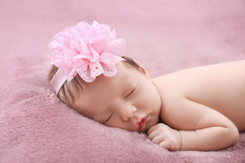 粉色床单上的宝宝