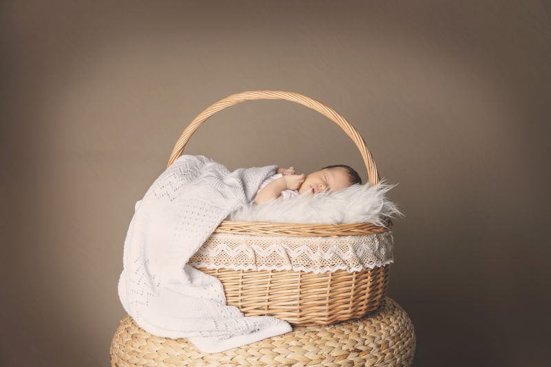 睡在柳条筐里的婴儿