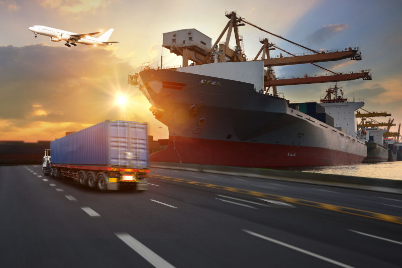 载货货船和货物运输到港口的卡车