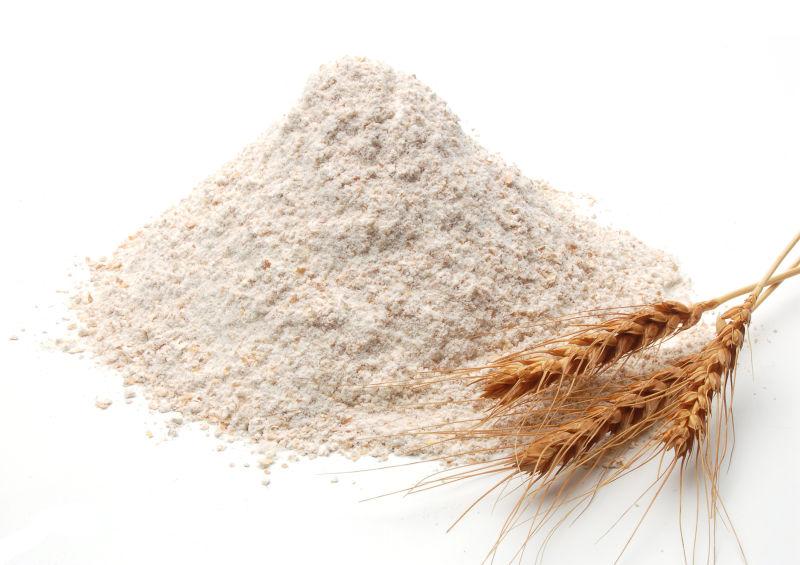 白色背景上的面粉与小麦