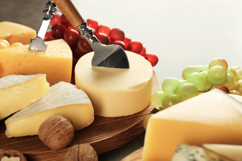 灰色背景中各种奶酪和坚果