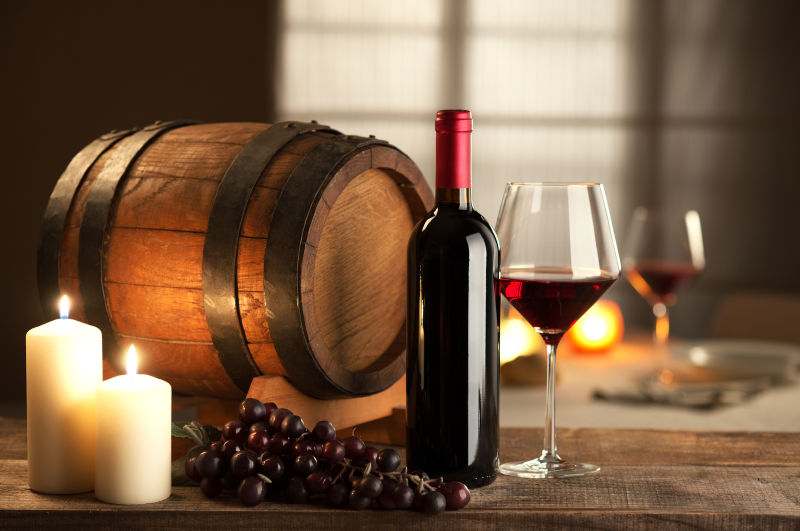 餐厅木桌上的葡萄酒和葡萄酒桶