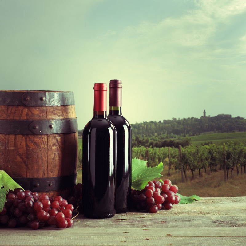 木板上的红葡萄酒与葡萄