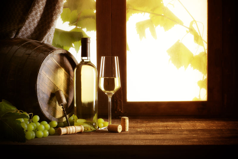 木桌上的葡萄酒酒瓶和酒杯