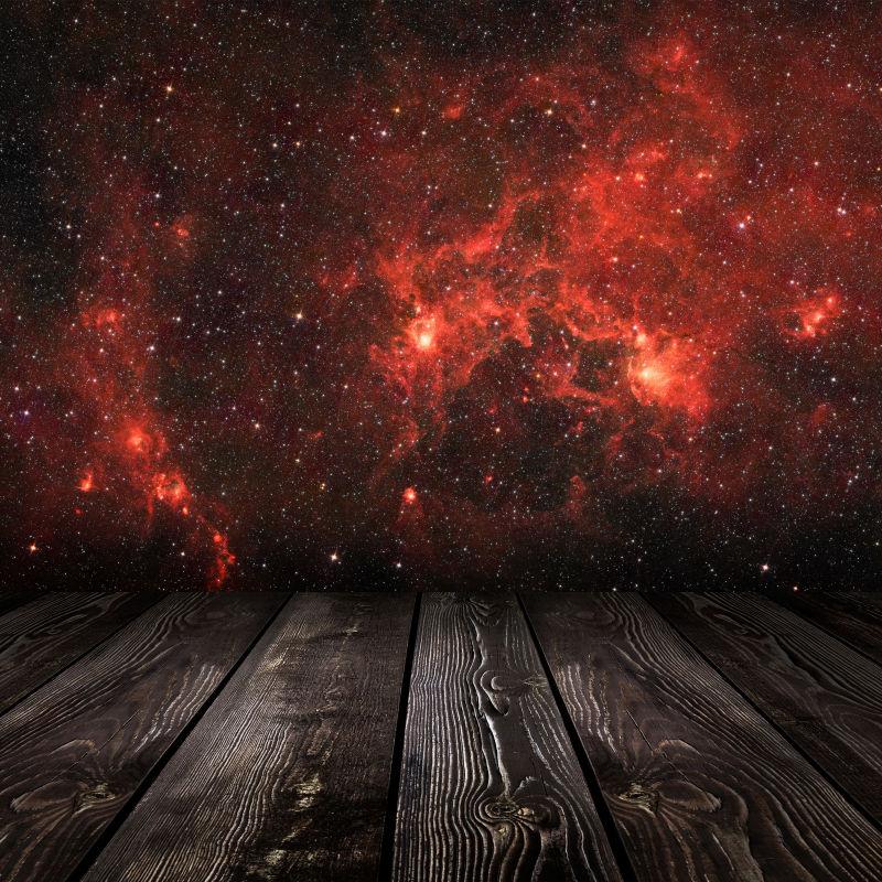 夜间星系恒星的自然背景前的木桌