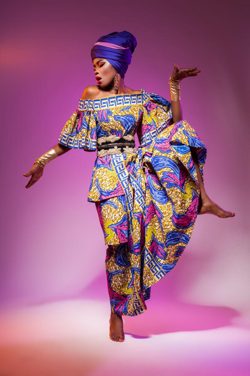 身穿民族服装的非洲女人