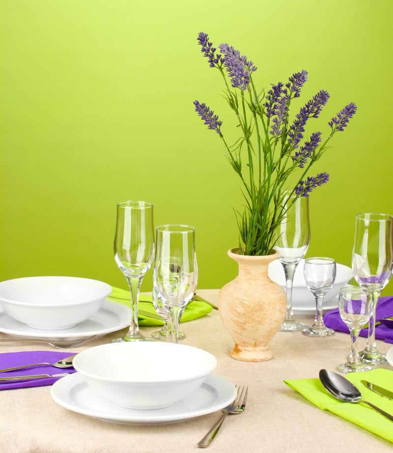 绿色背景中白色餐具和薰衣草