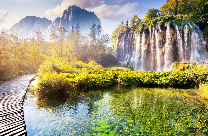 在普利特维采湖群国家公园的壮观的瀑布与绿松石水