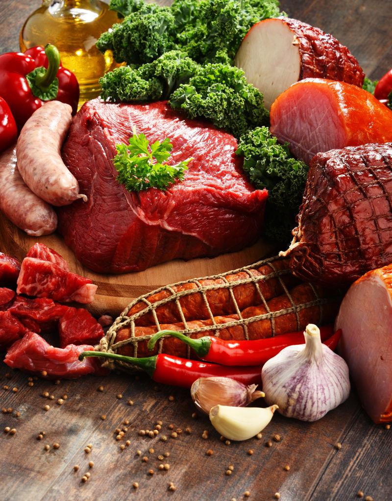 各种肉制品包括火腿和香肠