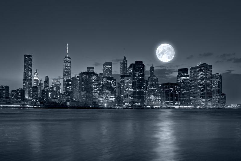夜晚城市上空美丽的月亮