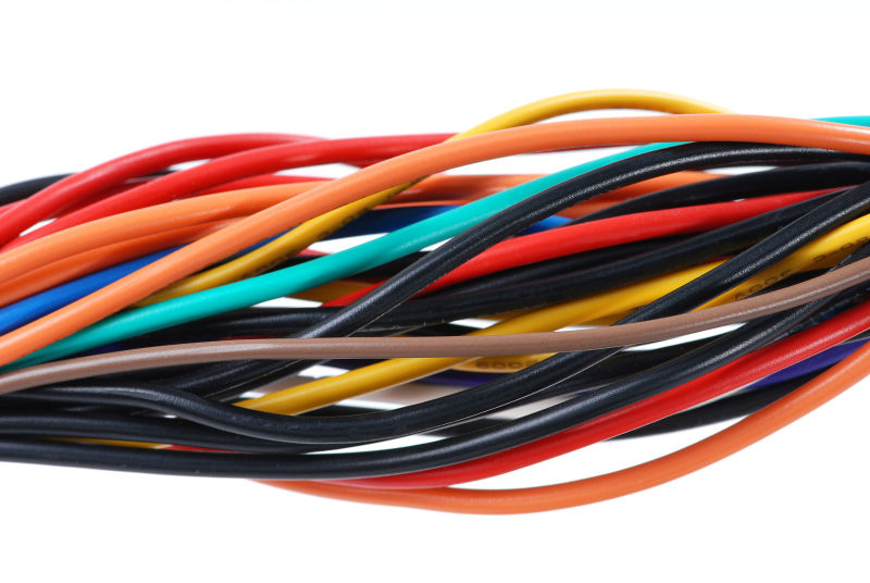 各种不同颜色的光纤电缆