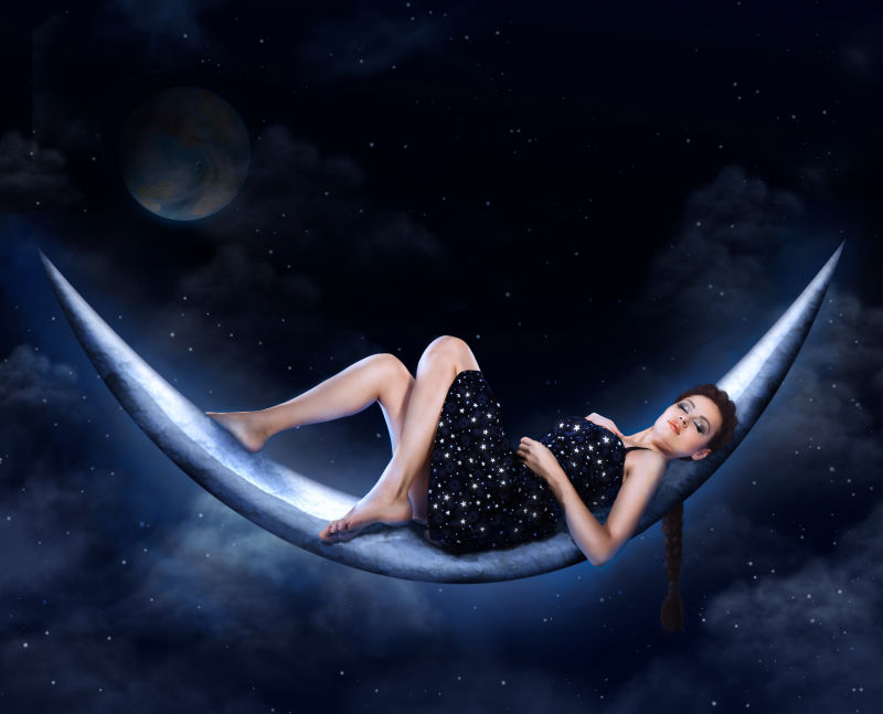 躺在月亮上的年轻女子
