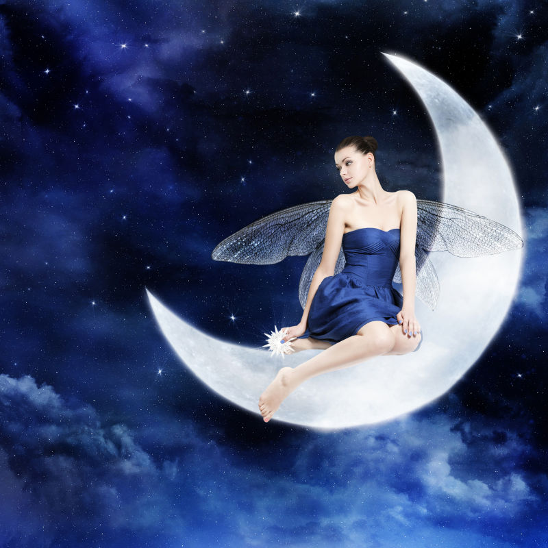 蓝色夜空背景上坐在月亮上的仙女
