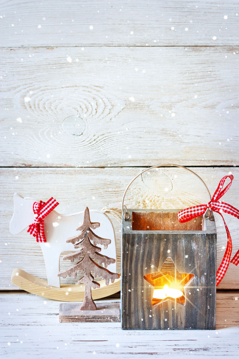 白色木制背景上的圣诞装饰品和木制灯笼