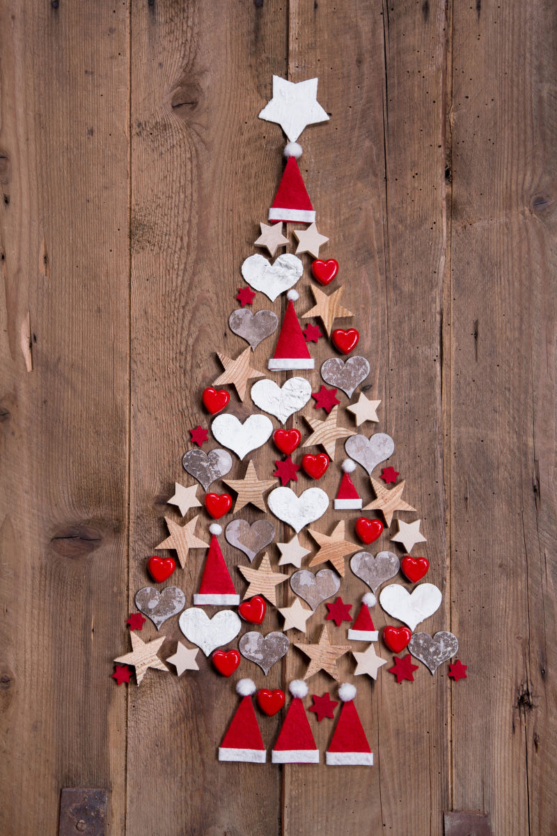 木制背景中在红色和白色装饰成圣诞树