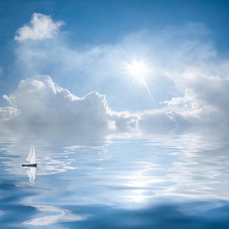云和太阳在水中的反射