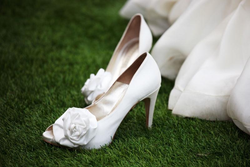 草地上白色的结婚礼鞋