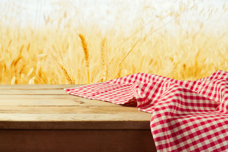 小麦农作物与木桌
