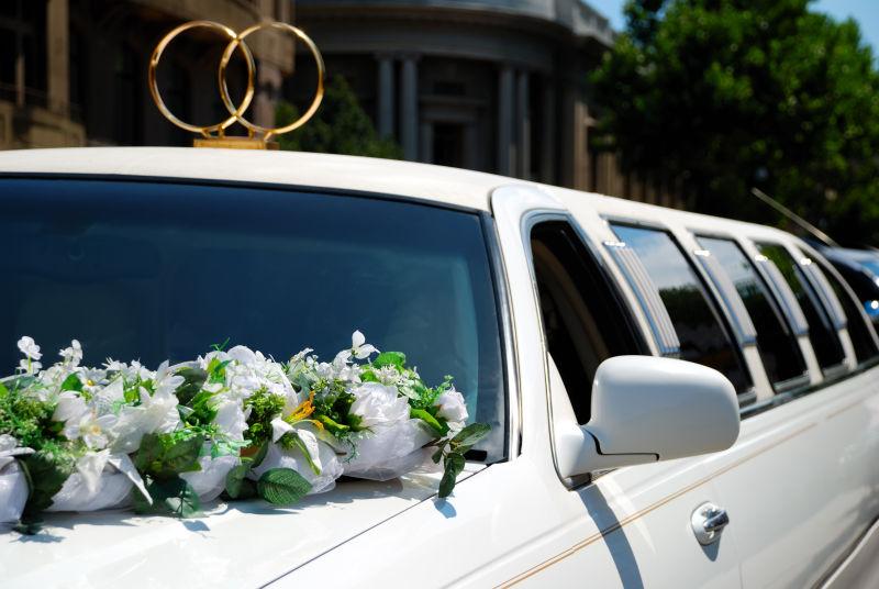 鲜花装饰的豪华婚礼轿车