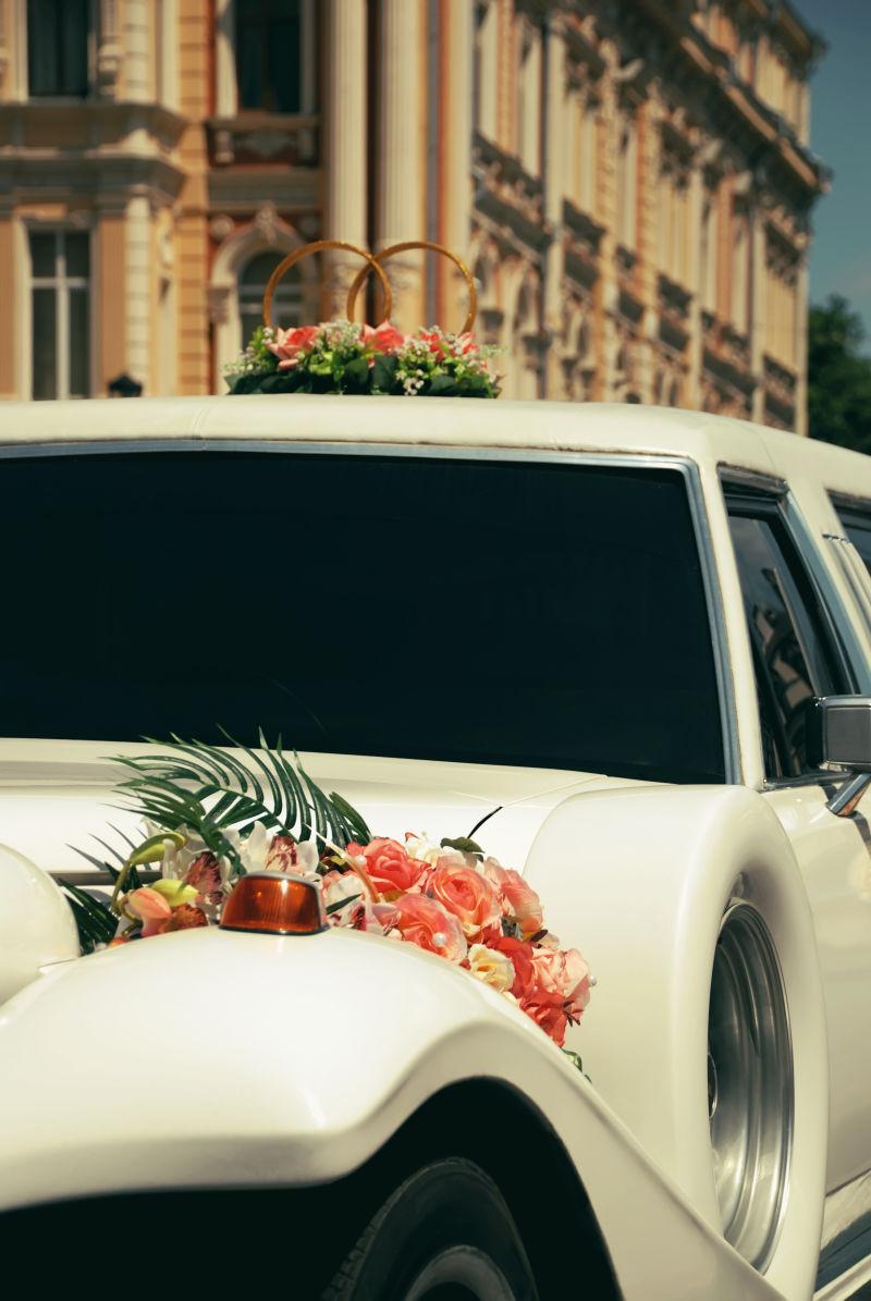 白色婚礼鲜花装饰的轿车