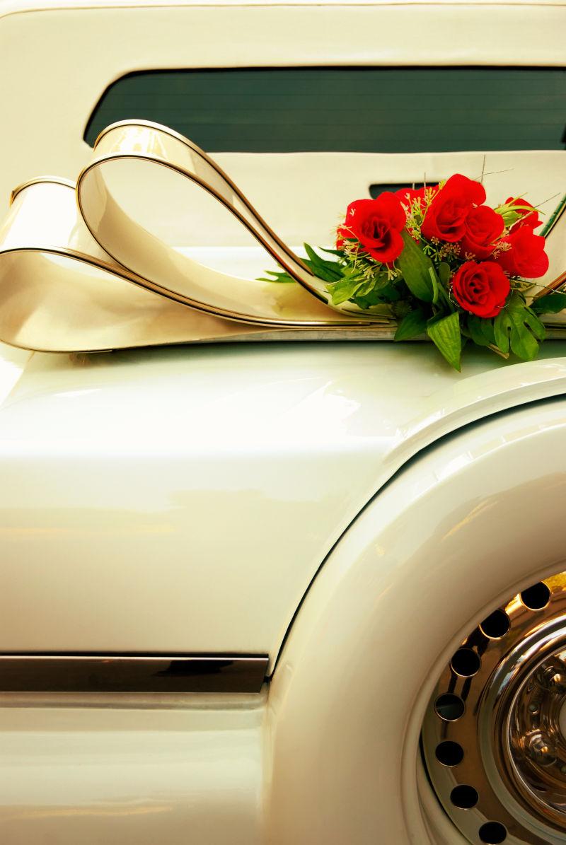 豪华的白色婚礼复古车背面装饰着鲜花