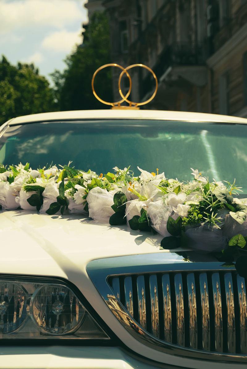 白色婚礼轿车用鲜花装饰