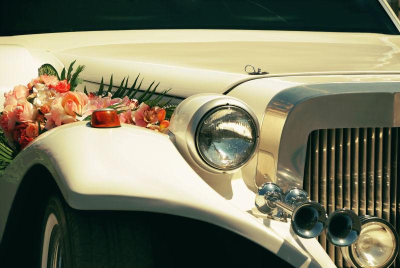鲜花装饰的白色婚礼轿车
