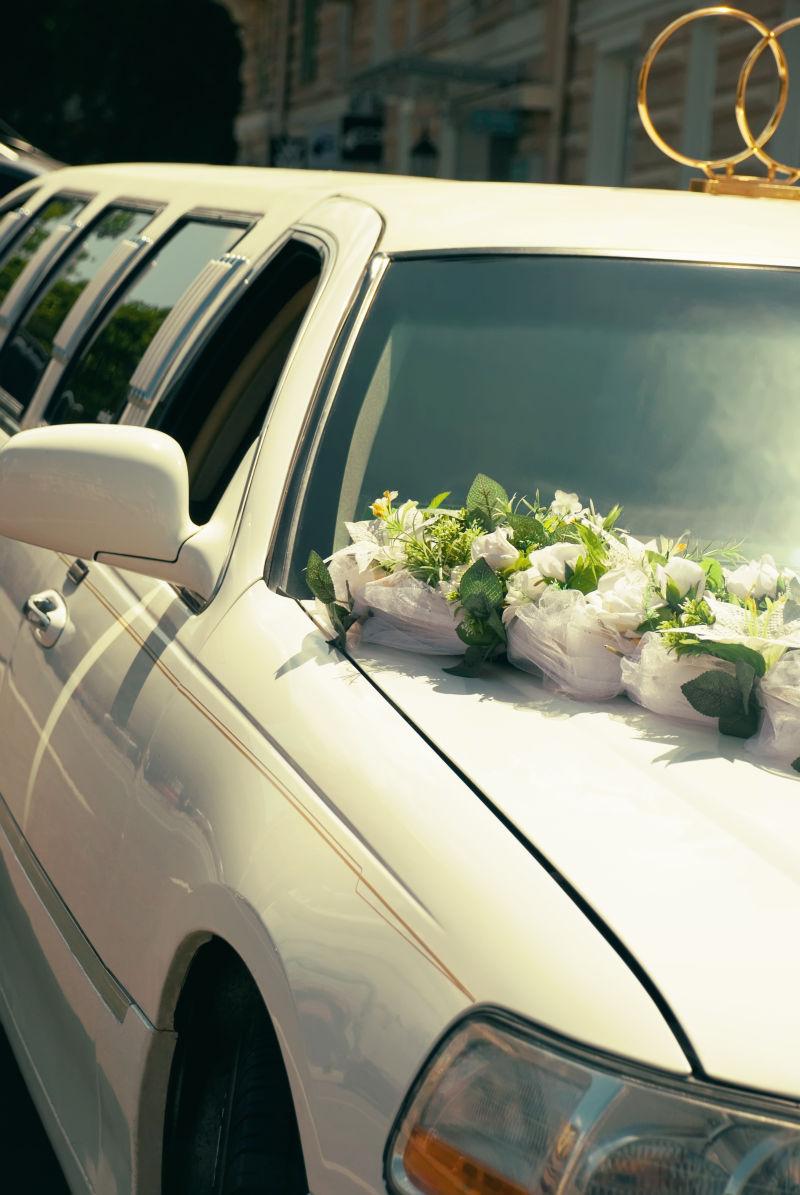 鲜花装饰的白色婚礼轿车侧窗图