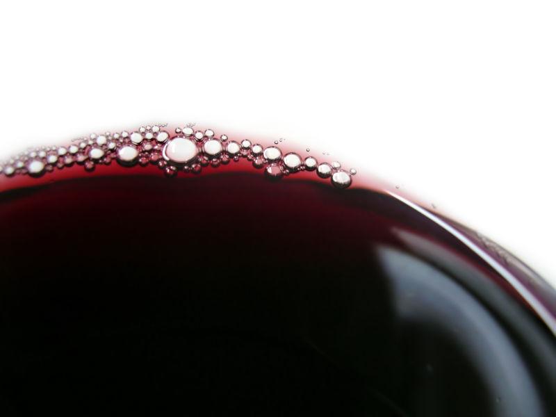 透明玻璃中的红葡萄酒