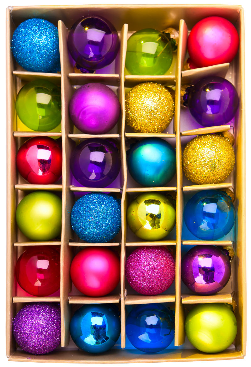 装在盒子里的五颜六色的圣诞节装饰球