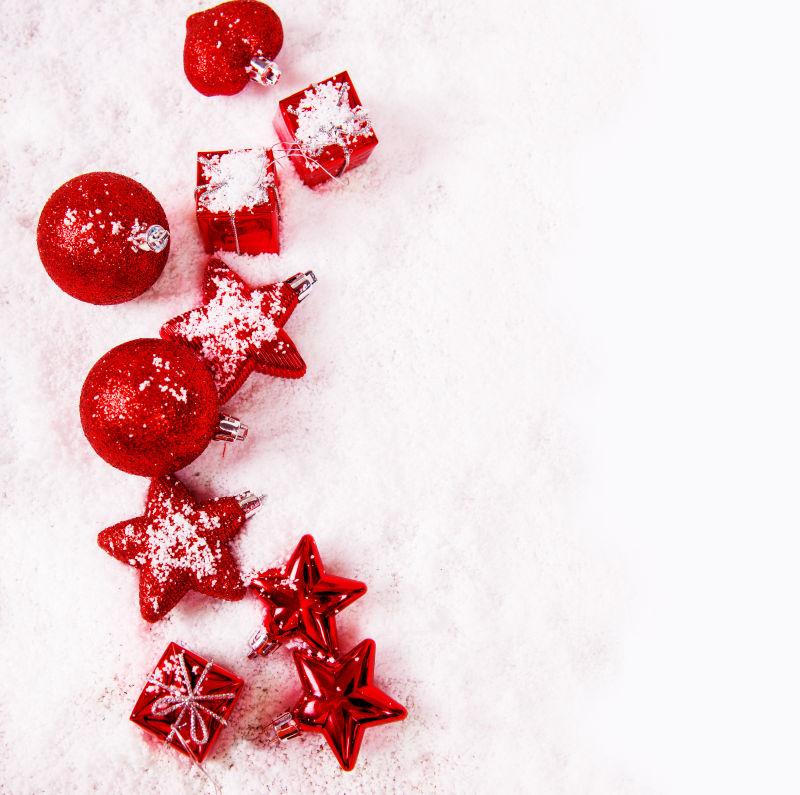 被雪覆盖的红色圣诞装饰