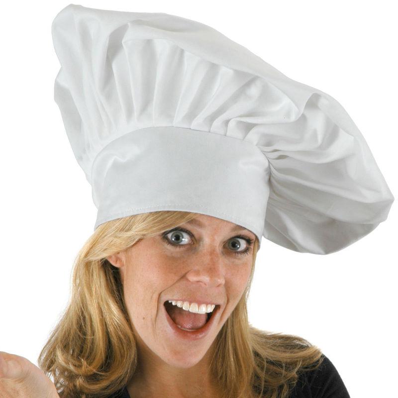 白色背景下戴着厨师帽的微笑的厨师