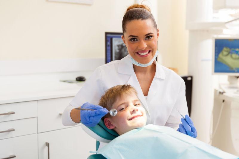 牙科诊所里的小男孩和牙医