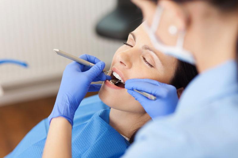 牙医为女子检查牙齿