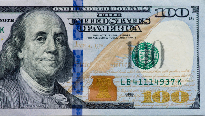 白色背景下的一百元美钞